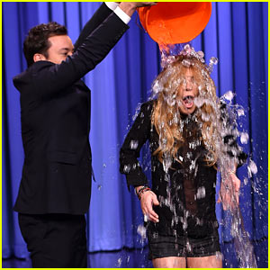 lindsay-lohan-als-ice-bucket-challenge